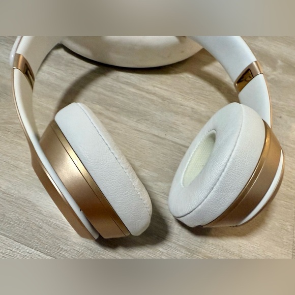 Beats by Dr. Dre Solo³ Wireless Headphones gold - Picture 13 of 16